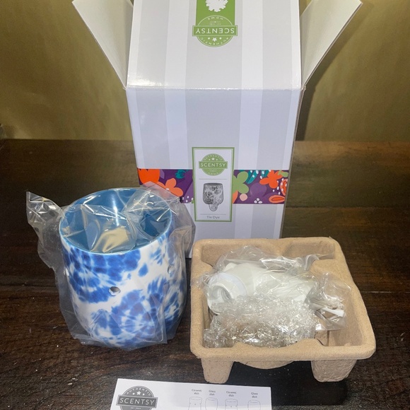 NEW Scentsy Tie Dye Mini Wax Wall Plug Warmer Blue & White - Picture 1 of 3